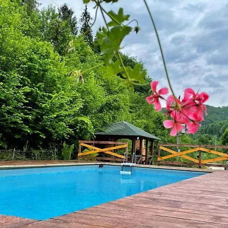 Na Uzlissi Вилла Мигово